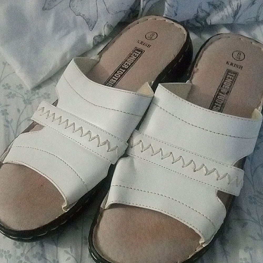 Ladies  Tender Tootsies Sandals .White sz.8